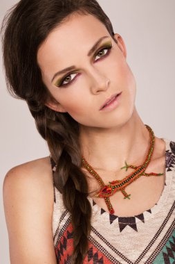 Kız etnik tarzı ile gri arka plan üzerinde