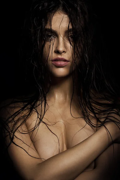 Retrato de moda de jovem linda morena com cabelo molhado — Fotografia de Stock