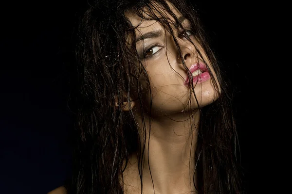 濡れた髪をした美しい若い女性の肖像画 — ストック写真