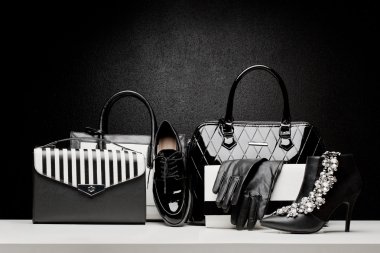 Bayan Moda aksesuarlar siyah arka plan üzerine güzel dizi