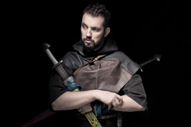 Kılıç, barbar tarzı giyinmiş Viking savaşçısı, erkek ayı