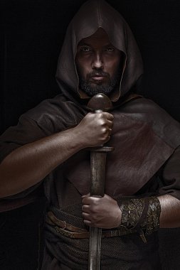 Viking savaşçı kılıç kılıç tutarak siyah arka plan üzerinde ile