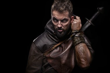 Kılıç, barbar tarzı giyinmiş Viking savaşçısı, erkek ayı