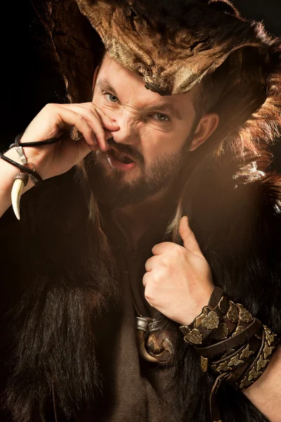 Πορτρέτο του θυμωμένος viking πολεμιστής με δέρμα στο κεφάλι, επιβιβάστηκε ο — Φωτογραφία Αρχείου