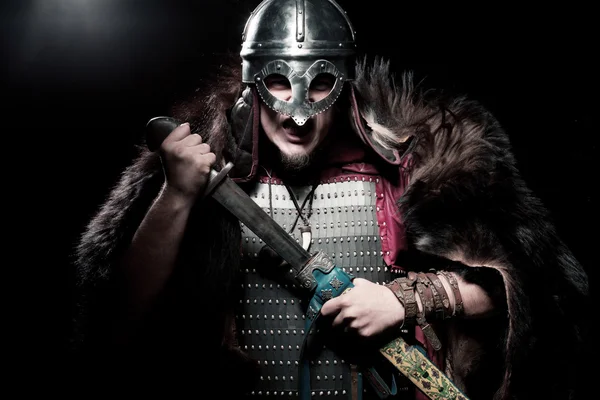 Guerreiro viking, homem vestido em estilo bárbaro com espada, urso — Fotografia de Stock