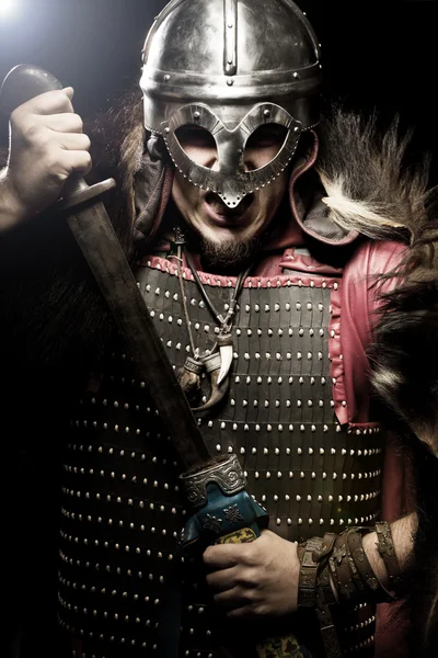 Grito viking com espada e capacete sobre fundo preto — Fotografia de Stock