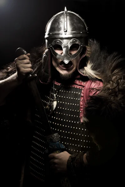 Guerrero vikingo, varón vestido al estilo bárbaro con espada, oso —  Fotos de Stock