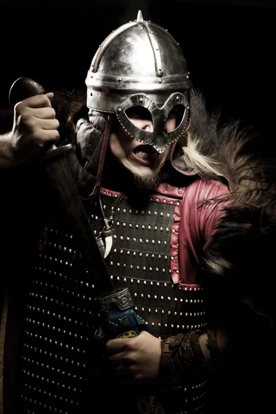 Guerrero vikingo, varón vestido al estilo bárbaro con espada, oso —  Fotos de Stock