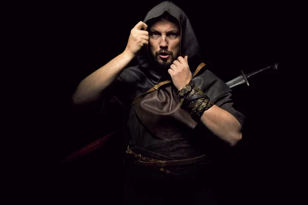 Воин викингов с мечом на черном фоне — стоковое фото
