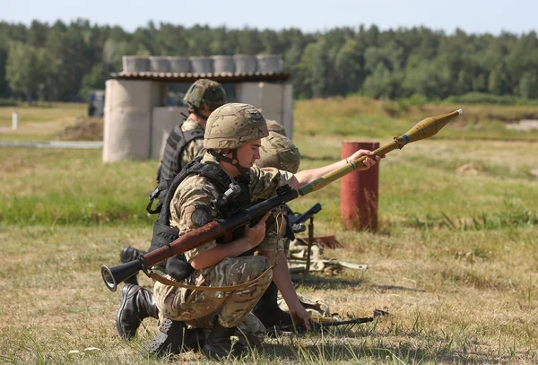 Навчання української національної гвардії солдатів — стокове фото