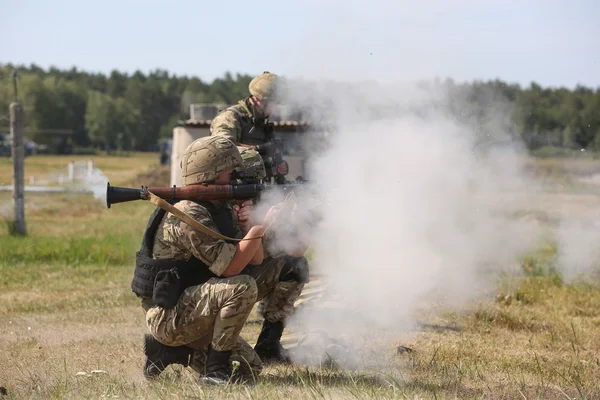 Навчання української національної гвардії солдатів — стокове фото