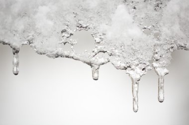 Buz sarkıtları kar yağışı sonra