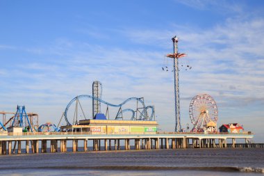Zevk Pier eğlence parkı ve plaj Galveston'Meksika Körfezi kıyısında