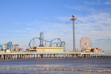 Zevk Pier eğlence parkı ve plaj Galveston'Meksika Körfezi kıyısında