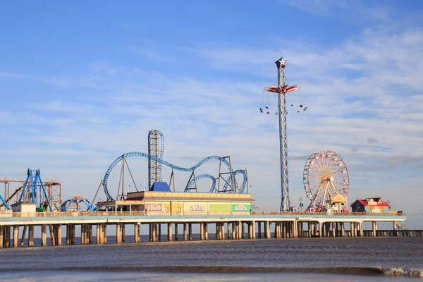 Öröm móló vidámparkkal és a Mexikói-öböl partján, Galveston beach — Stock Fotó