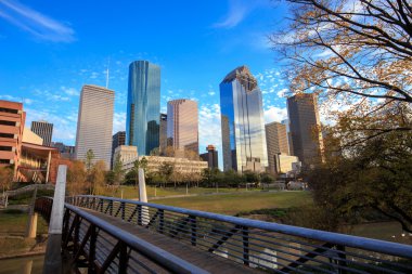 Houston Texas manzarası ile modern gökdelenler ve mavi gökyüzü görünümü 