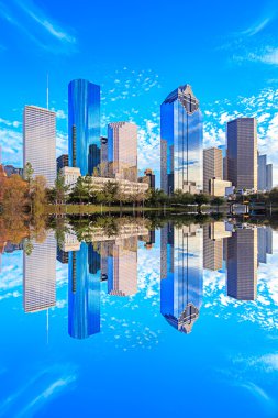 Houston Texas manzarası ile modern gökdelenler ve mavi gökyüzü görünümü 