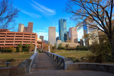 Houston Texas manzarası ile modern gökdelenler ve mavi gökyüzü görünümü 