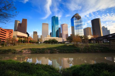 Houston Texas manzarası ile modern gökdelenler ve mavi gökyüzü görünümü 