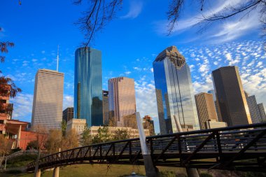 Houston Texas manzarası ile modern gökdelenler ve mavi gökyüzü görünümü 