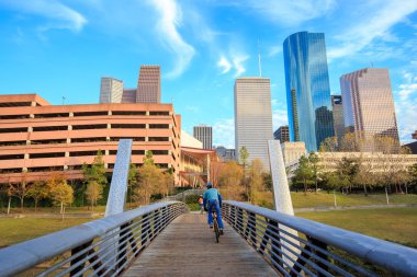 Houston Texas manzarası ile modern gökdelenler ve mavi gökyüzü görünümü 