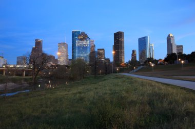 Houston Texas manzarası ile modern gökdelenler ve mavi gökyüzü görünümü 