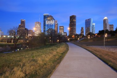 Houston Texas manzarası ile modern gökdelenler ve mavi gökyüzü görünümü 