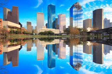 Houston Texas manzarası ile modern gökdelenler ve mavi gökyüzü görünümü 