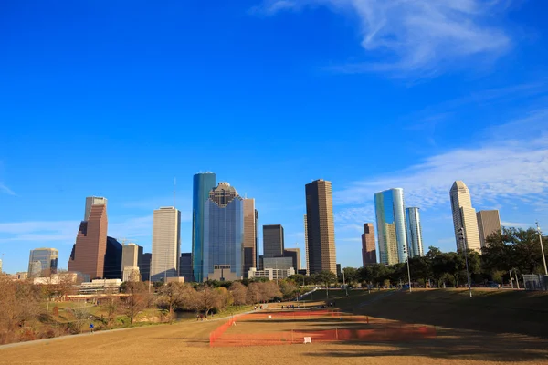 Houston Texas Skyline com arranha-céus modernos e vista para o céu azul — Fotografia de Stock