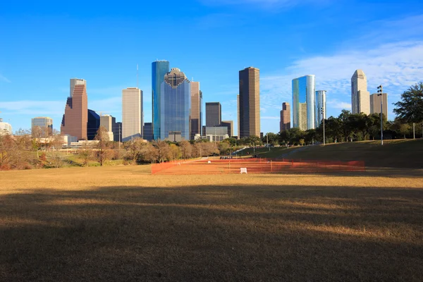 Houston Texas manzarası ile modern gökdelenler ve mavi gökyüzü görünümü — Stok fotoğraf