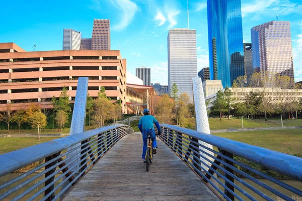 Motociclista per strada a Houston Texas Skyline con skyscra moderno — Foto Stock