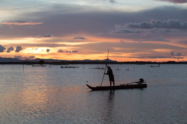 Закат на озере с лодкой во Вьетнаме — стоковое фото