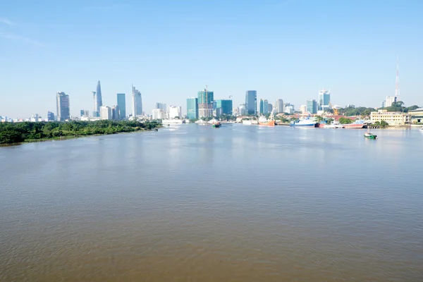Hermoso paisaje en la mañana de SaiGon ribera del río en el centro de Ho chi Minh City — Foto de Stock