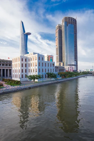 Saigón vista de la orilla del río en el centro de la ciudad con edificios a lo largo de la orilla del río Saigón río Ho Chi Minh City — Foto de Stock