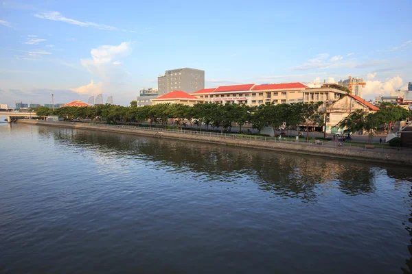 Saigón vista de la orilla del río en el centro de la ciudad con edificios a lo largo de la orilla del río Saigón río Ho Chi Minh City — Foto de Stock