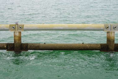 Metal blok dalgakıran, Singapur deniz