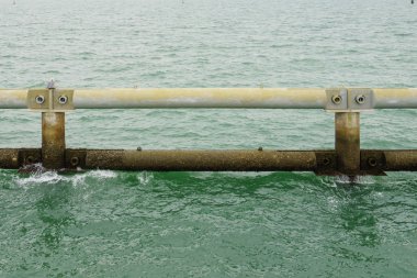 Metal blok dalgakıran, Singapur deniz