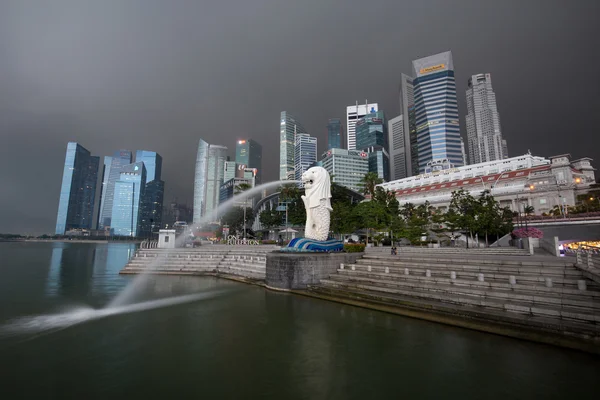 SINGAPORE on 4 JULY 2015: The Merlion fountain lit up at a rainy day in Singapore — Stock Photo, Image