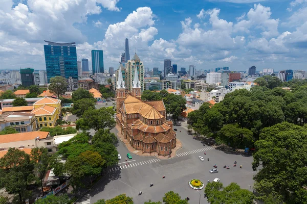 HO CHI MINH CITY, VIETNAM - JULY 26, 2015 : Roof top high view of Notre Dame Cathedral, Nha Tho Duc Ba, build in 1883 in Hochiminh city. — Stock Photo, Image