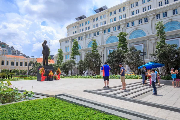 HO CHI MINH CITY, VIETNAM - JULY 26, 2015:  New statue of Ho Chi Minh in Ho Chi Minh City at district 1, center of SaiGon — Stock Photo, Image