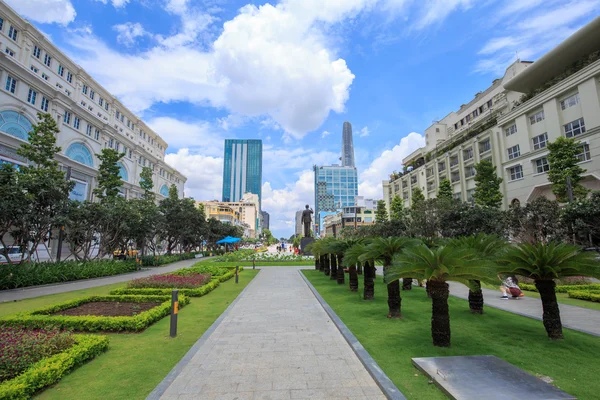 HO CHI MINH CITY, VIETNAM - JULY 26, 2015:  New statue of Ho Chi Minh in Ho Chi Minh City at district 1, center of SaiGon — Stock Photo, Image