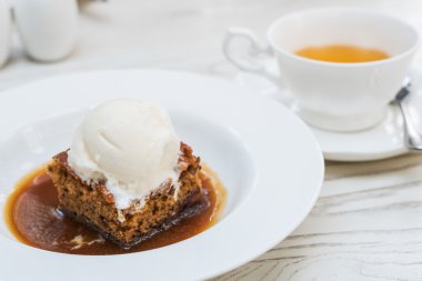 kek üstüne dondurma ile