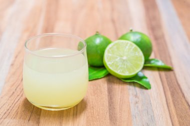 bardak limon suyu ile dilim ve bırakın 