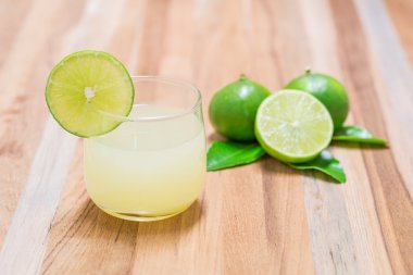 bardak limon suyu ile dilim ve bırakın 