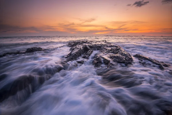 Fale morskie lash linii uderzenia rock na plaży — Zdjęcie stockowe