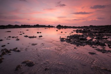 Denizin içine su akar 