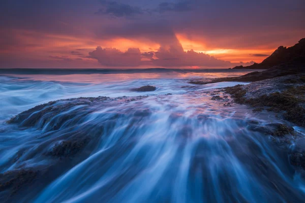 Tengeri hullámok szempilla vonal ütközés szikla a strandon — Stock Fotó