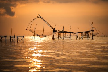 Balık silüeti kaldırın ağlar güneş doğarken