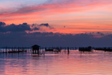 kulübe ve suyun batımında silüeti