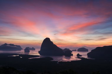 Sahilde güzel bir gün batımı 